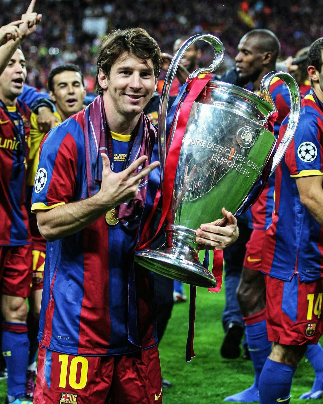 Lionel Messi celebrando con el trofeo de la Champions League