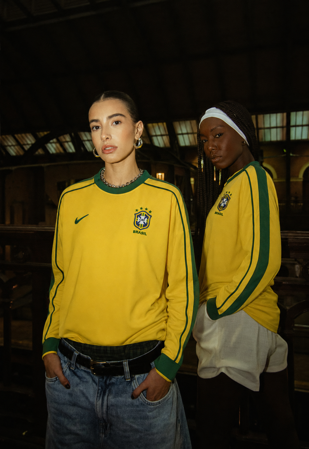 Mujeres usando jerseys de fútbol