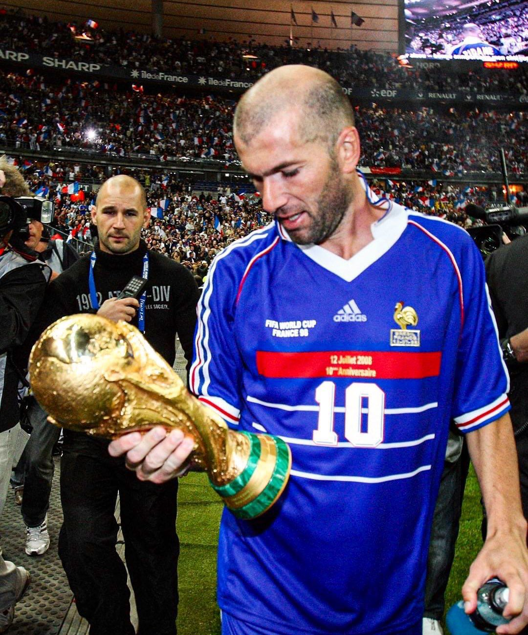 Zinedine Zidane con jersey retro de Francia